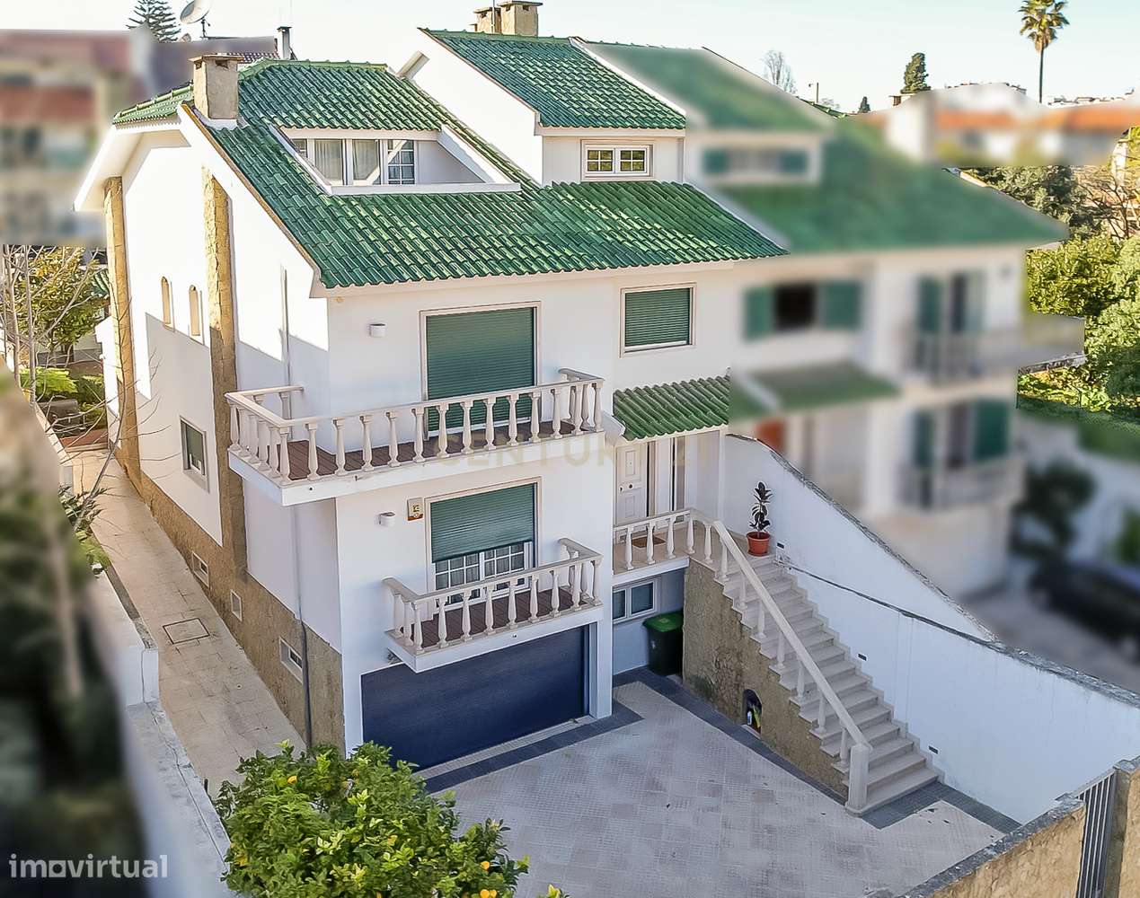 Moradia de Luxo T4 com Piscina e Jardim em Alvalade-6