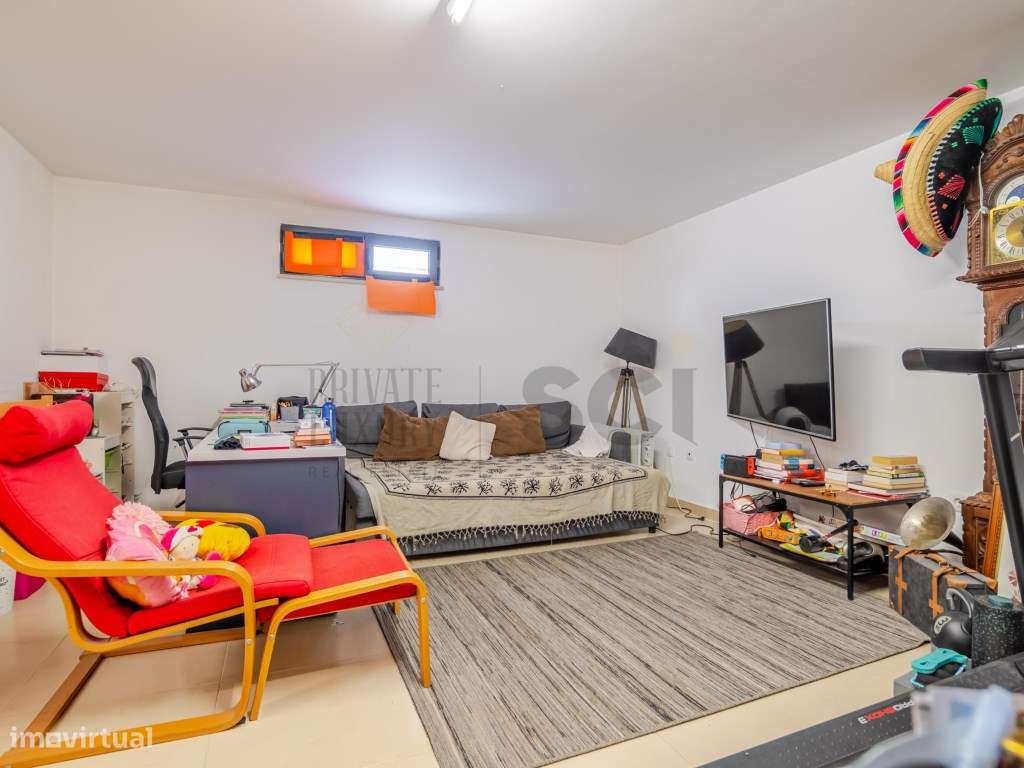 Moradia T4 na Aroeira, contemporânea com piscina e cave-51