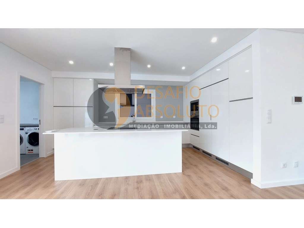 Moradia Geminada T4, Duplex. Fernão Ferro - Grande imagem: 4/17