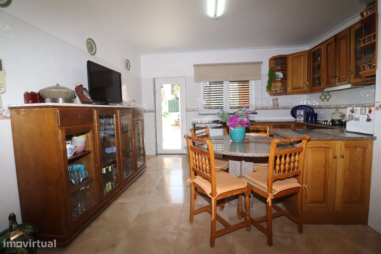 Moradia T4 com Piscina, Cave Ampla-53