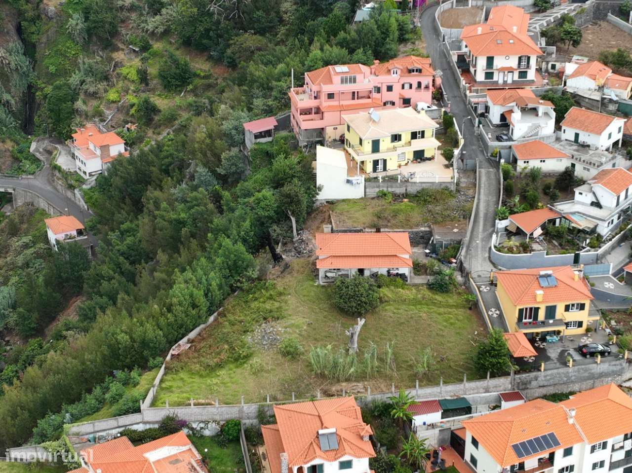 Terreno Urbano Exclusivo com Moradia em Pedra e Expansão Aprovada - Grande imagem: 5/8