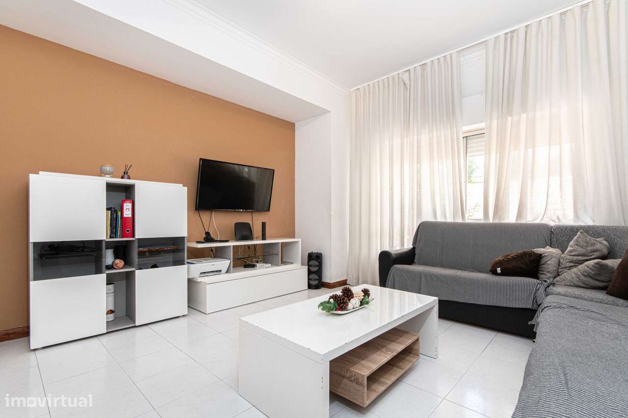 T2 com arrecadação, boas áreas, excelente localização Povoa Sta Iria-17