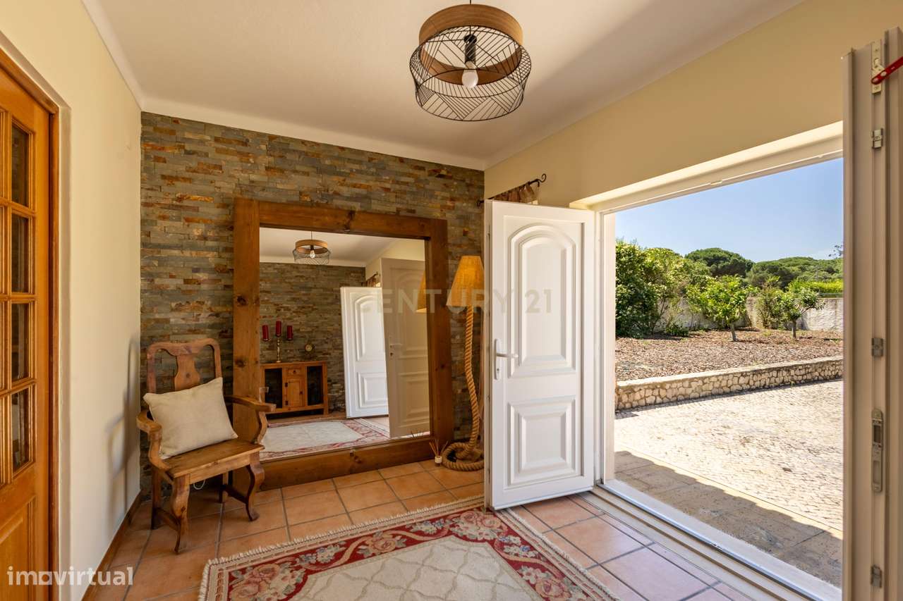 Moradia T5 Térrea com Piscina, Garagem e Lote de 2000 m² – Venda do Al-2