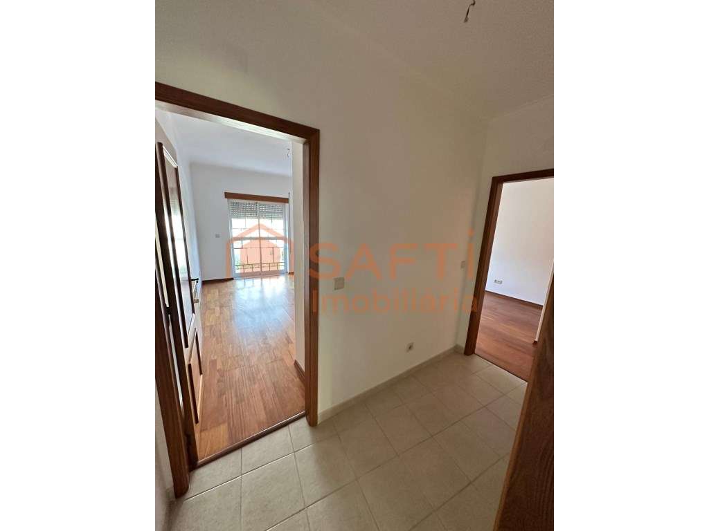 Excelente oportunidade - Apartamento T2 com garagem e ótima localiz... - Grande imagem: 5/11