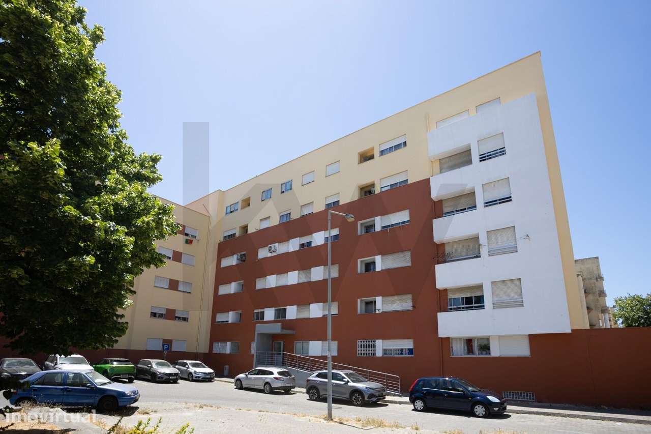 T3 Remodelado na Alcaniça, a Passos do Hospital e Universidades!-46
