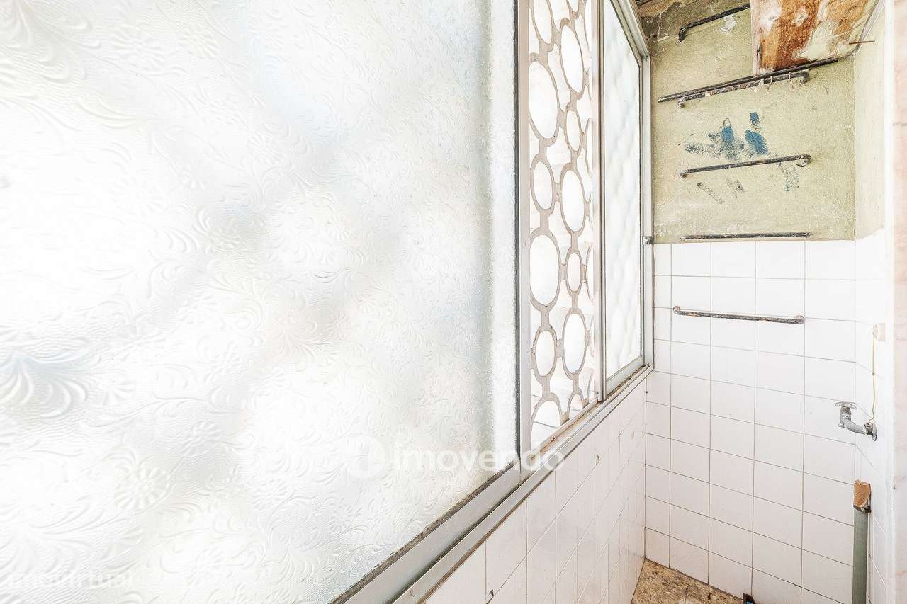 Apartamento T2 com duas varandas, na Graça, em Lisboa-19