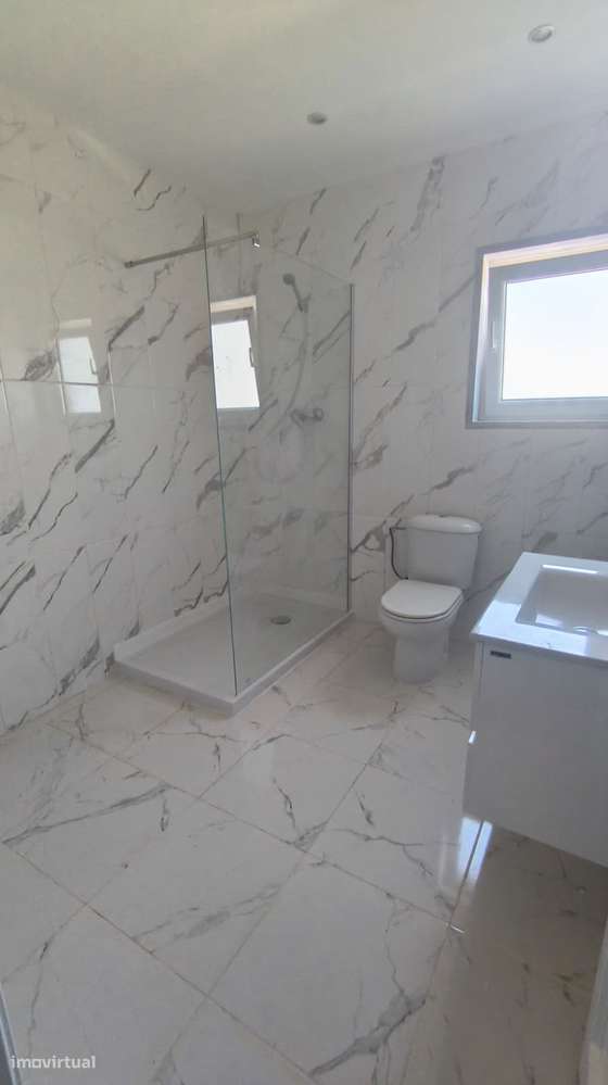 Andar de Moradia T2  Cave com 93m2-8