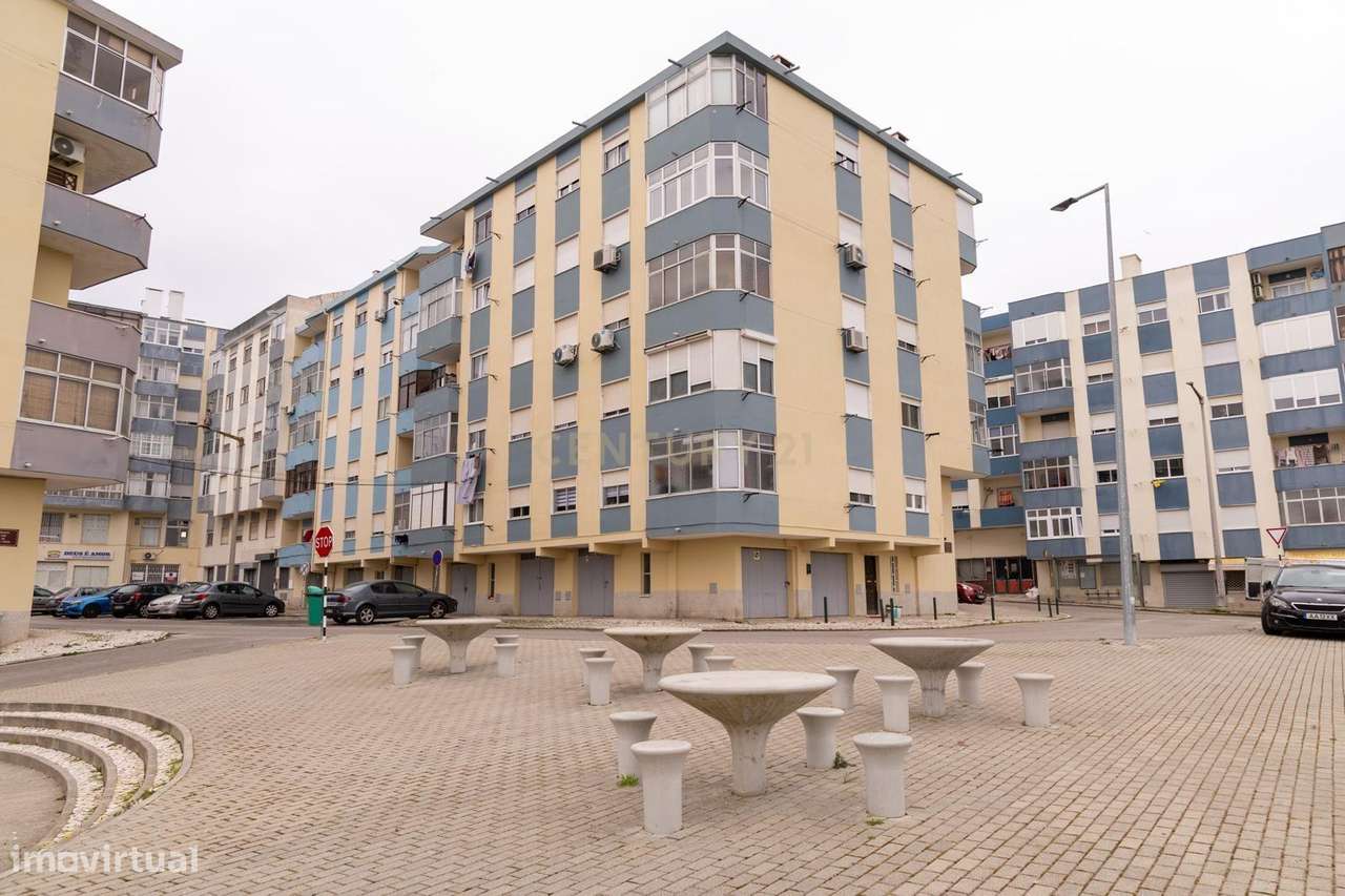 Apartamento T2 com Vista Panorâmica em Amora, Seixal-27