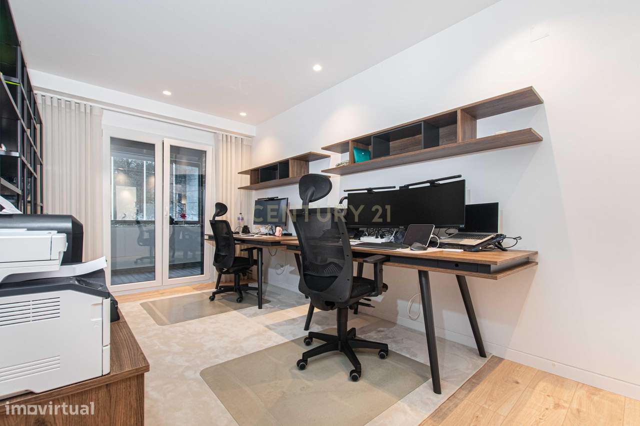 T4 Exclusivo com Terraço e Box para 2 Carros no Jardim da Amoreira-21