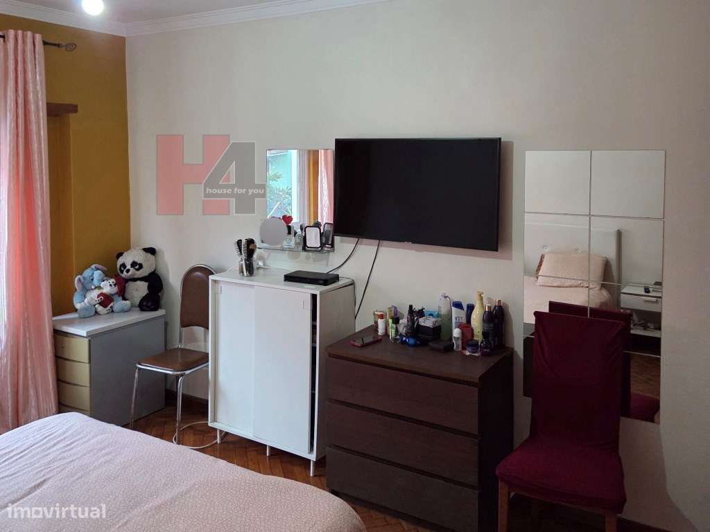 T2 com box e ótima localização na Amadora-6