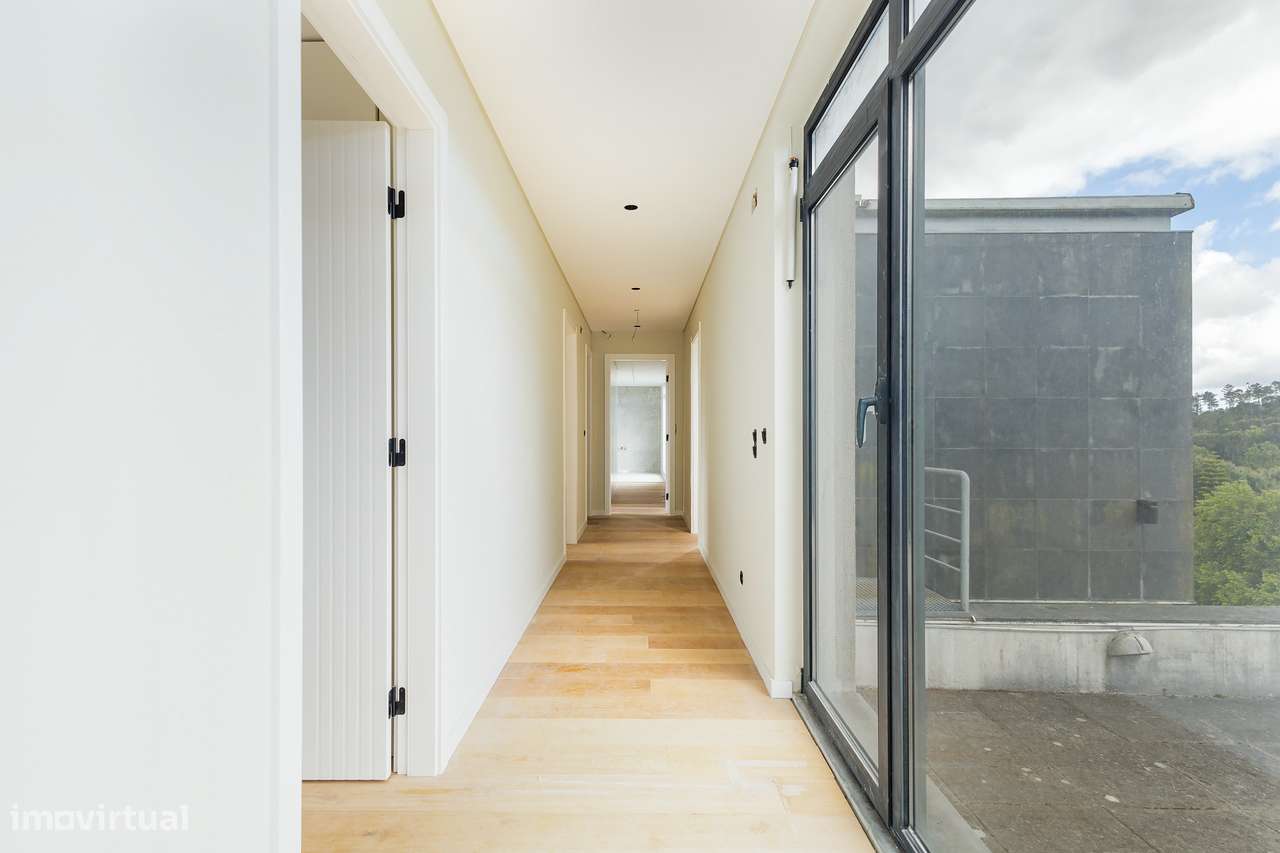 Moradia Isolada Remodelada com Piscina, 4 Quartos e Garagem para 3 Car-5
