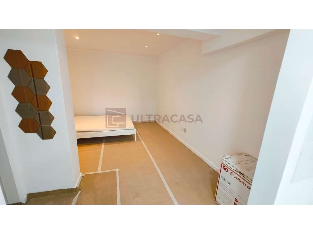 T0 Remodelado com Logradouro no Centro da Amadora-15