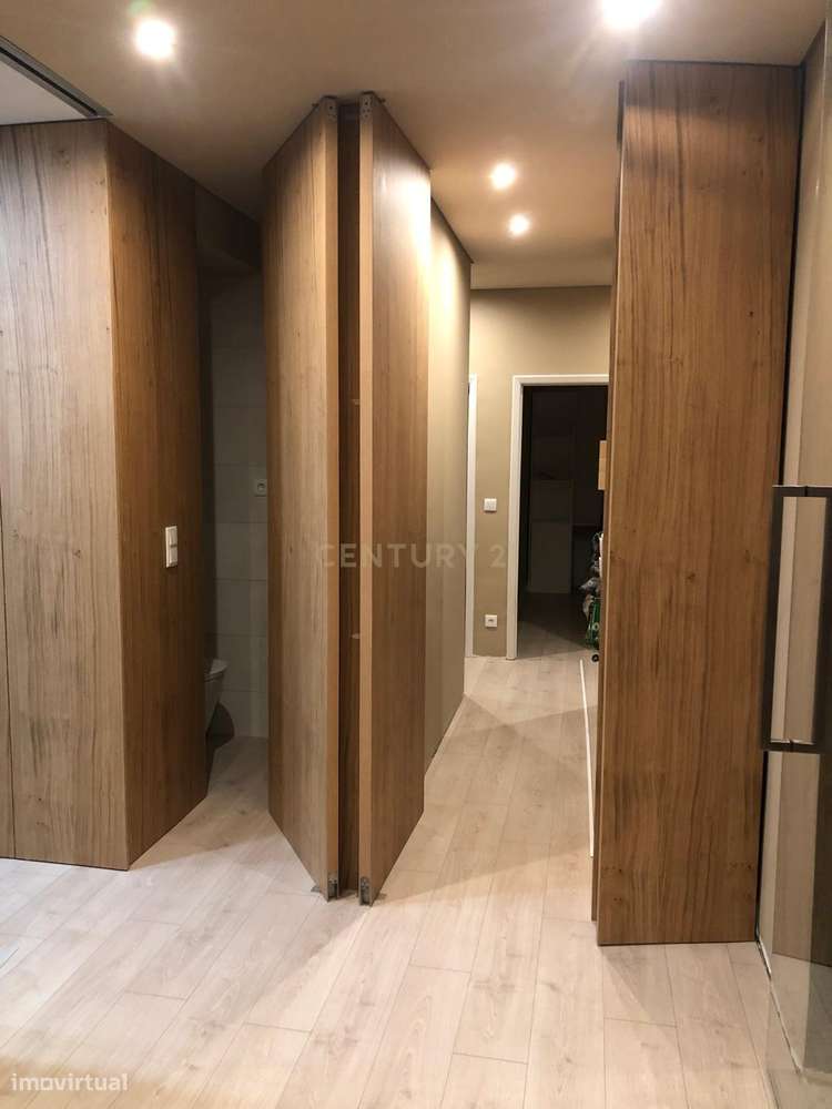 T5 completamente renovado, com 2 Suítes  em zona nobre de Coimbra OPOR-16