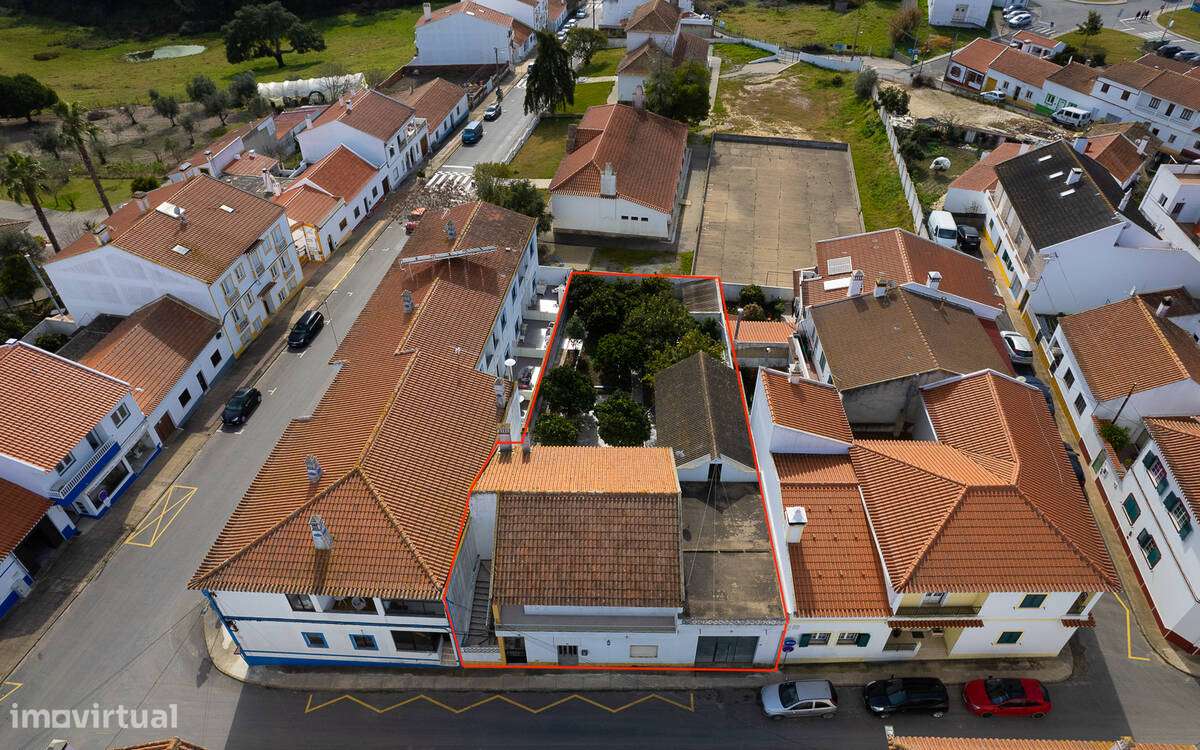 Moradia com armazém e quintal no centro da vila de São Teotónio - Grande imagem: 2/19