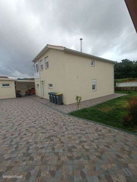 Moradia independente T3 com jardim e deck