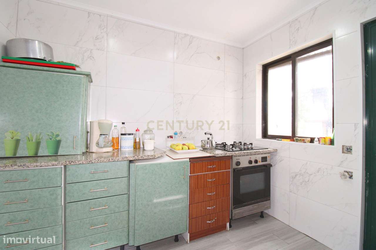Quinta com Moradia Bi-familiar, construída num lote de 7.500 m2, em Pa-9