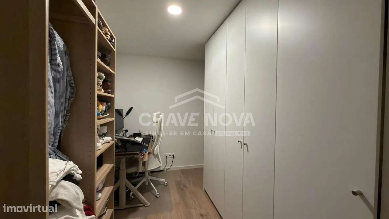 Apartamento T1+1 Como Novo c/ Lugar de Garagem em Santa Marinha (VL8)-25