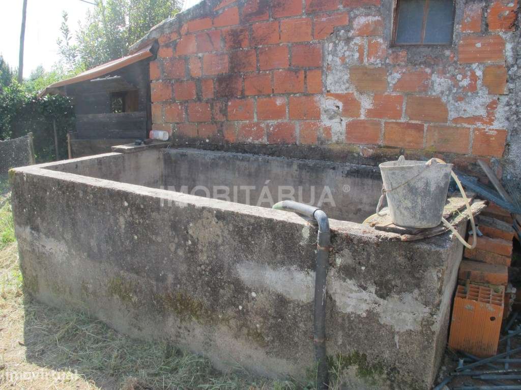 Moradia T2 com terreno, terraço e um anexo.-8