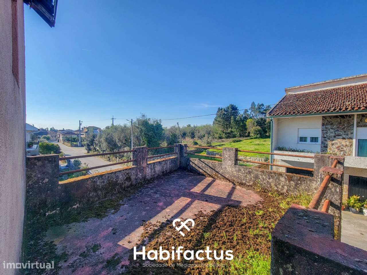 Moradia Isolada T3, para reconstrução com terraço e terreno de 1.828 m-12