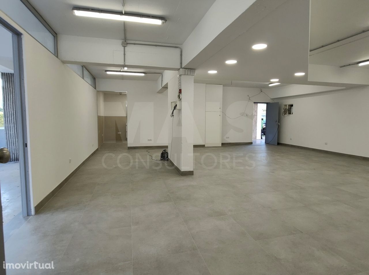 Loja para comércio com área total de 85 m2, com 2 wc em Marvila. Be...