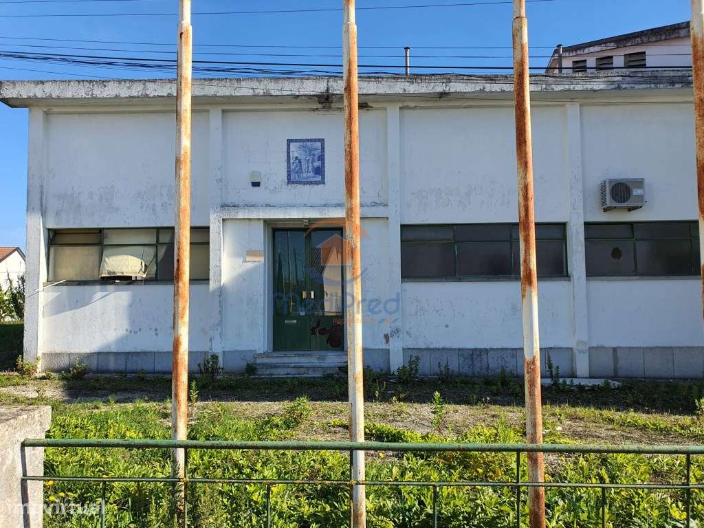 Armazém com 1.000 m2 em terreno urbano | Alcanhões, Santarém - Grande imagem: 2/9