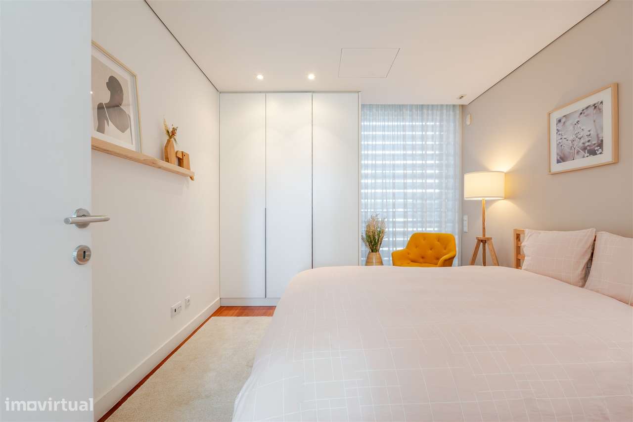 Moradia T4 com piscina, jardim e vista tranquila-1