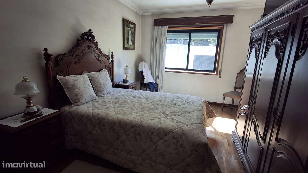 Apartamento T3 com garagem e terraço em Maia-14