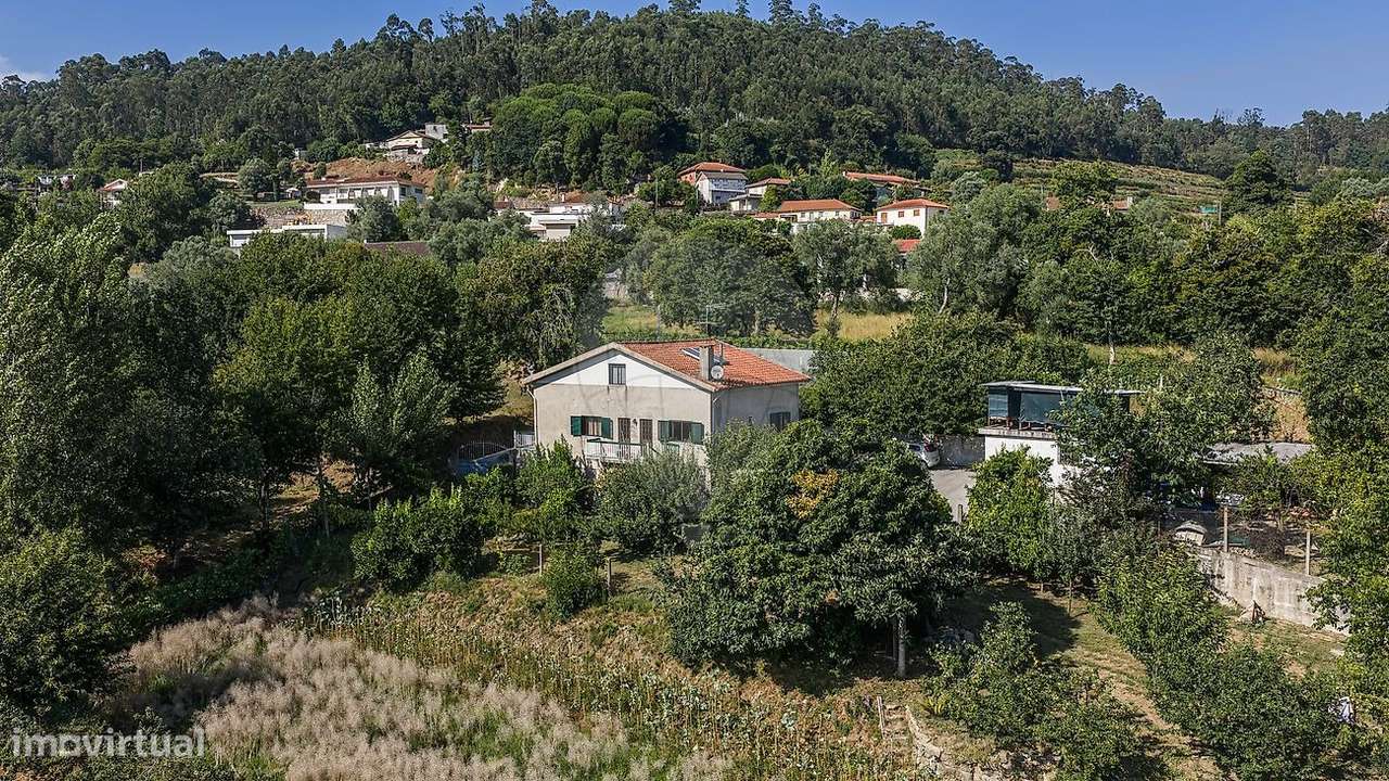 Moradia T4 com Terreno e Árvores de Fruto em Moure, Vila Verde-29