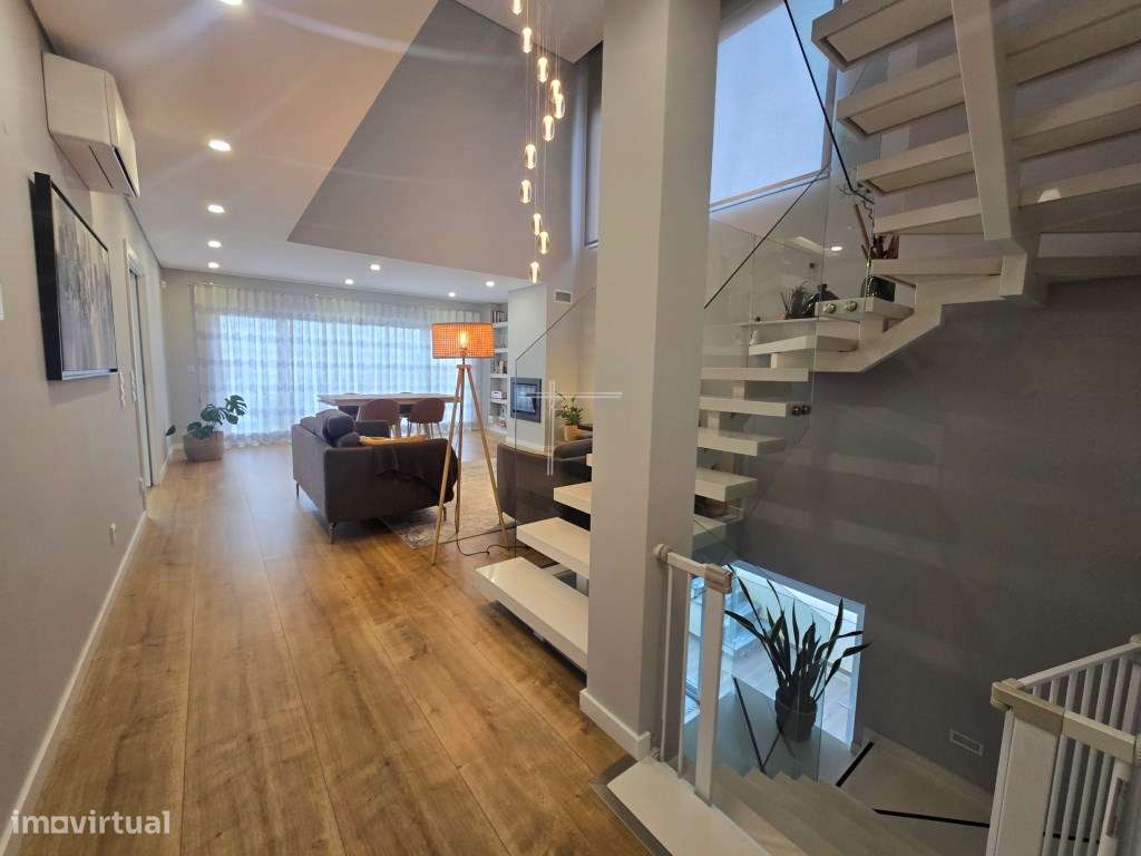 Moradia geminada T4+4, arquitetura contemporânea com garagem - Palhais - Grande imagem: 4/46