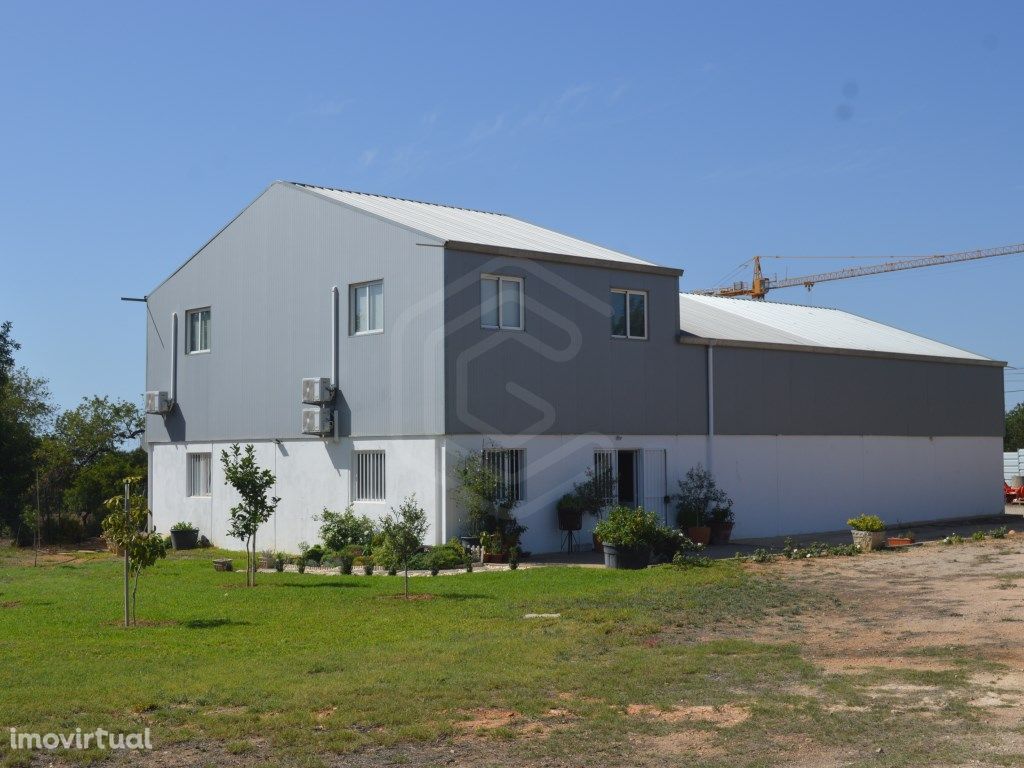 Armazém industrial com bons acessos em Boliqueime, Algarve