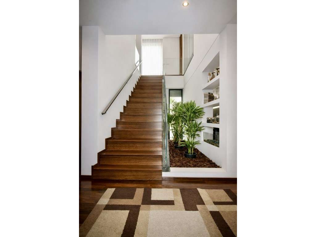 Moradia T4 com 4 frentes e jardim privado com árvores espaço e lumi...-10