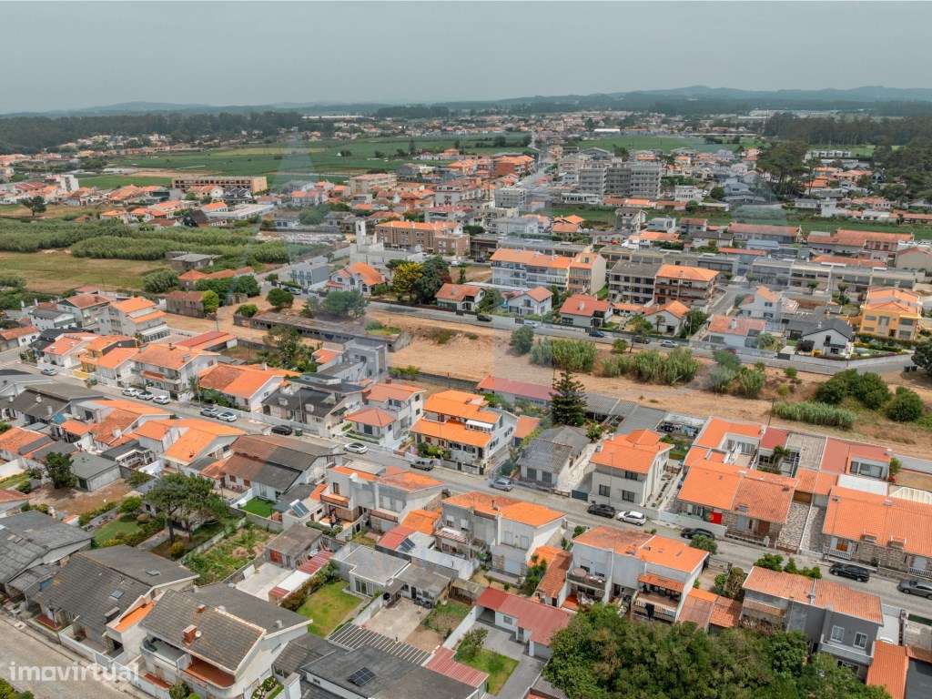 Moradia T3 de três frentes a apenas 400 metros da praia de Mindelo-31