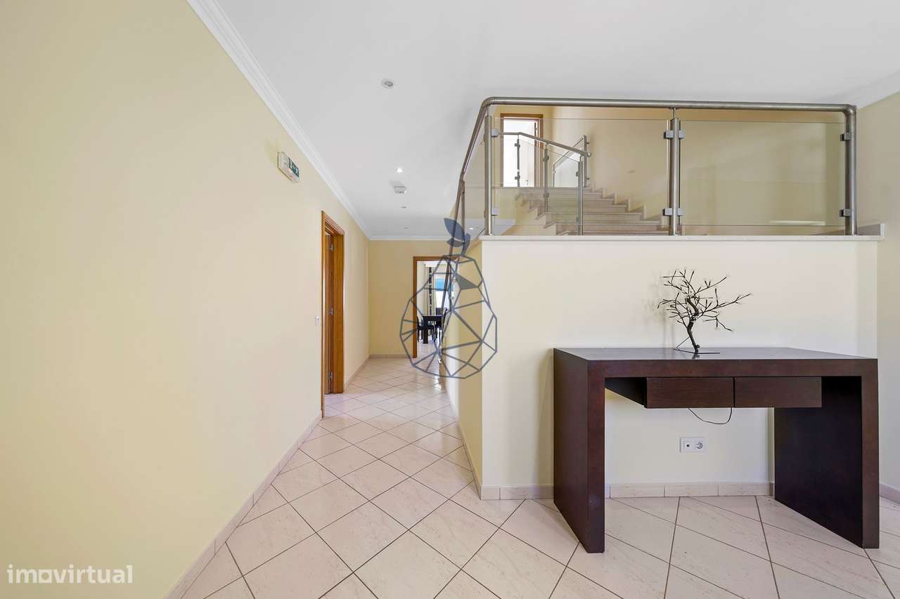 Moradia T5 com Piscina Privada, Jardim e 5 Suites em Montechoro, Albuf-48