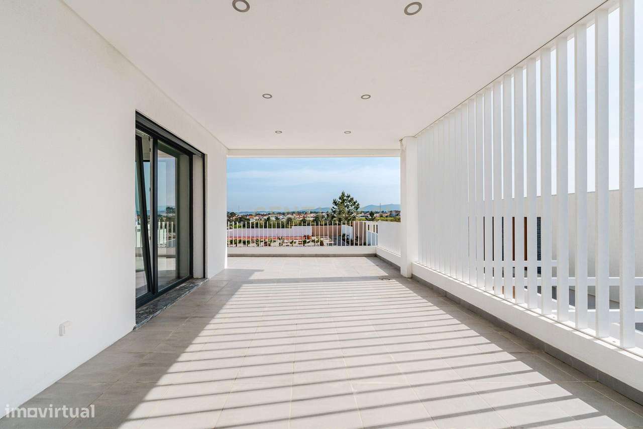 Moradia T4 em Fernão Ferro, Seixal, com Piscina e enorme Jardim-51