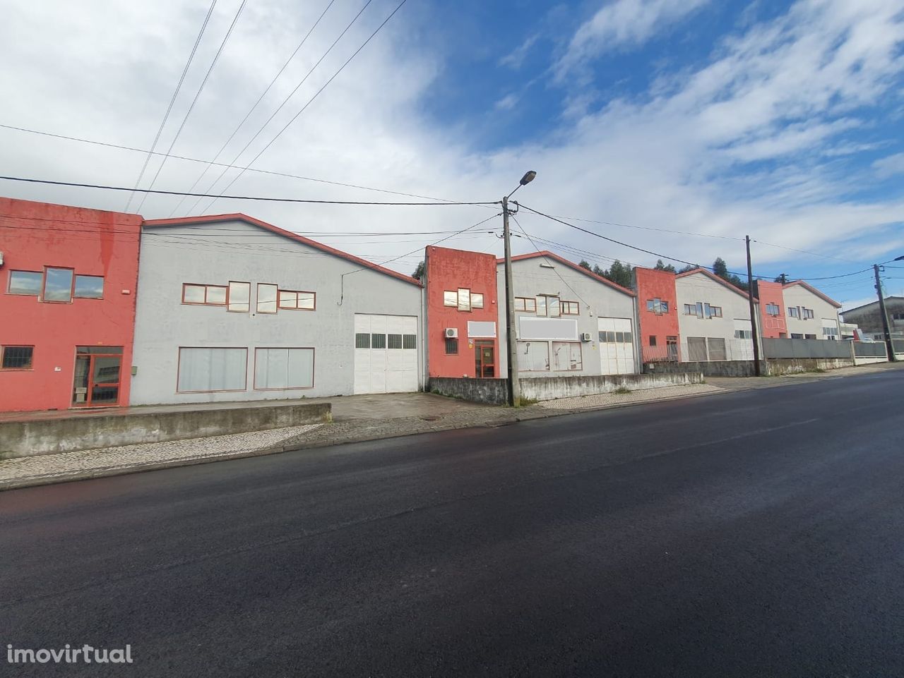 Armazém para comercialização c/ 594 M²  em Barrô Águeda.