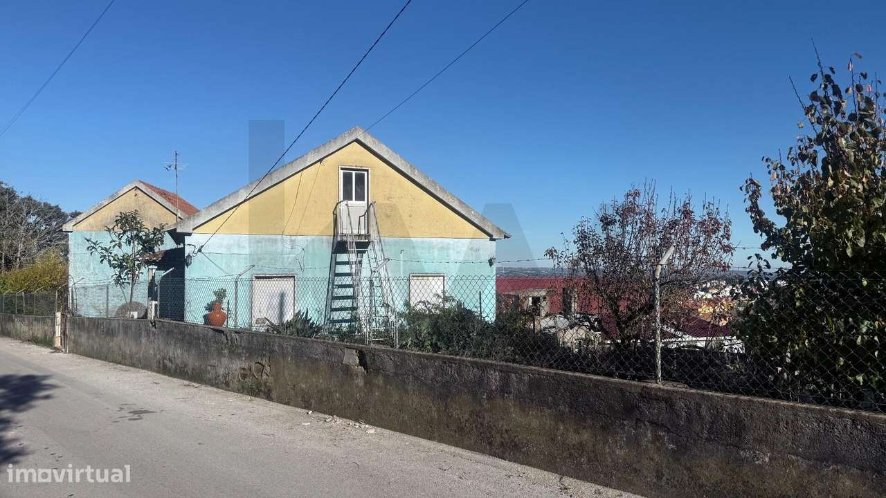 Moradia para reconstrução | Terreno 1.506 m2 | Vista campo | Periferia-0