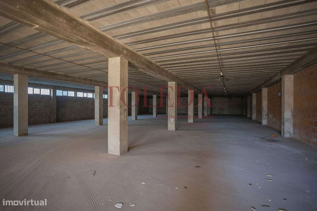 Armazém com 700m2 em zona Industrial-10