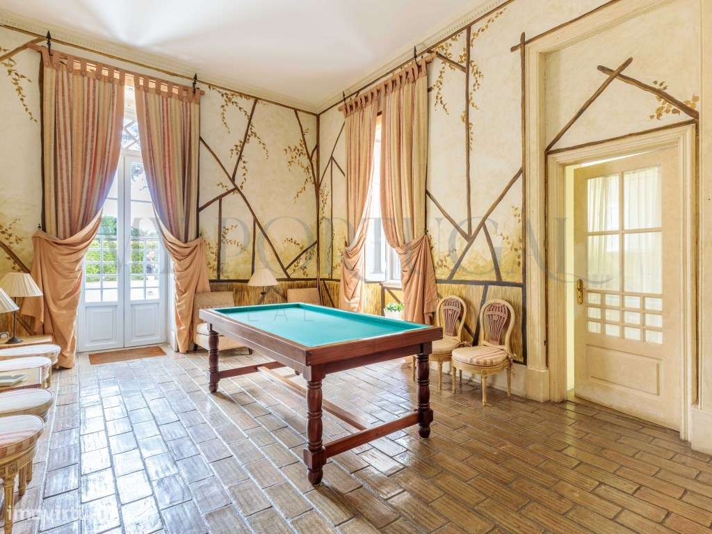 Elegância e História no Estoril: T2 com Vista Piscina no Condomínio...-25