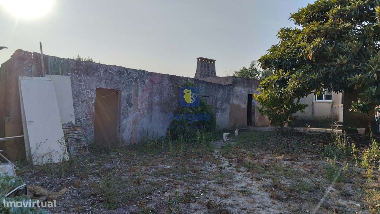 Propriedade antiga  com 2 Moradias e grande potencial de Reconstrução - Grande imagem: 2/35