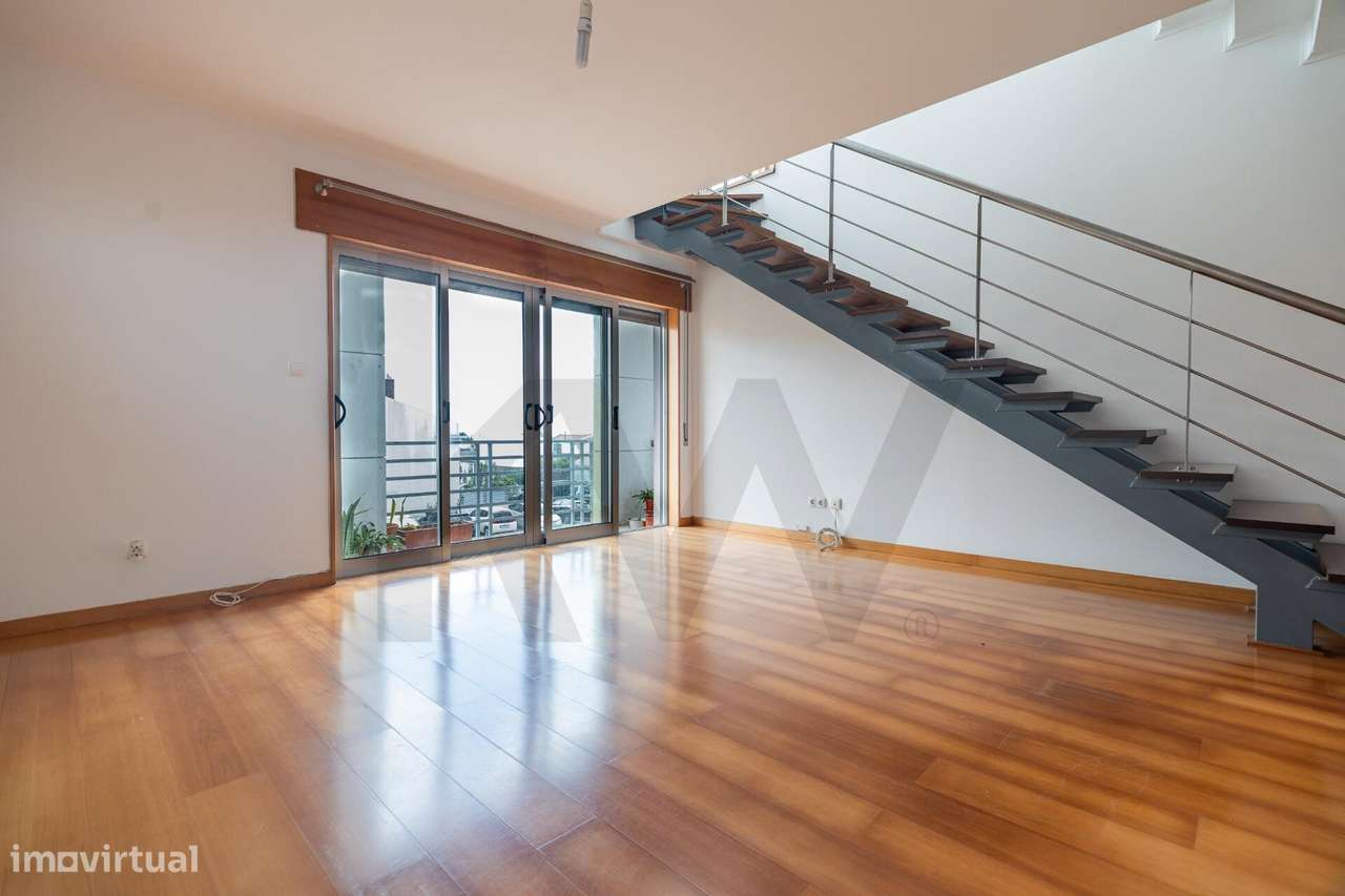 T2 Duplex com 132 m2, Terraço de 60 m2, Estacionamento e Vista sobre P-7