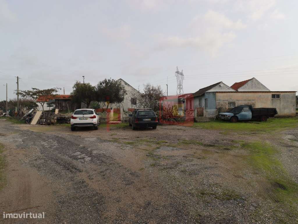 TERRENO COM CASAS - SARILHOS GRANDES-52