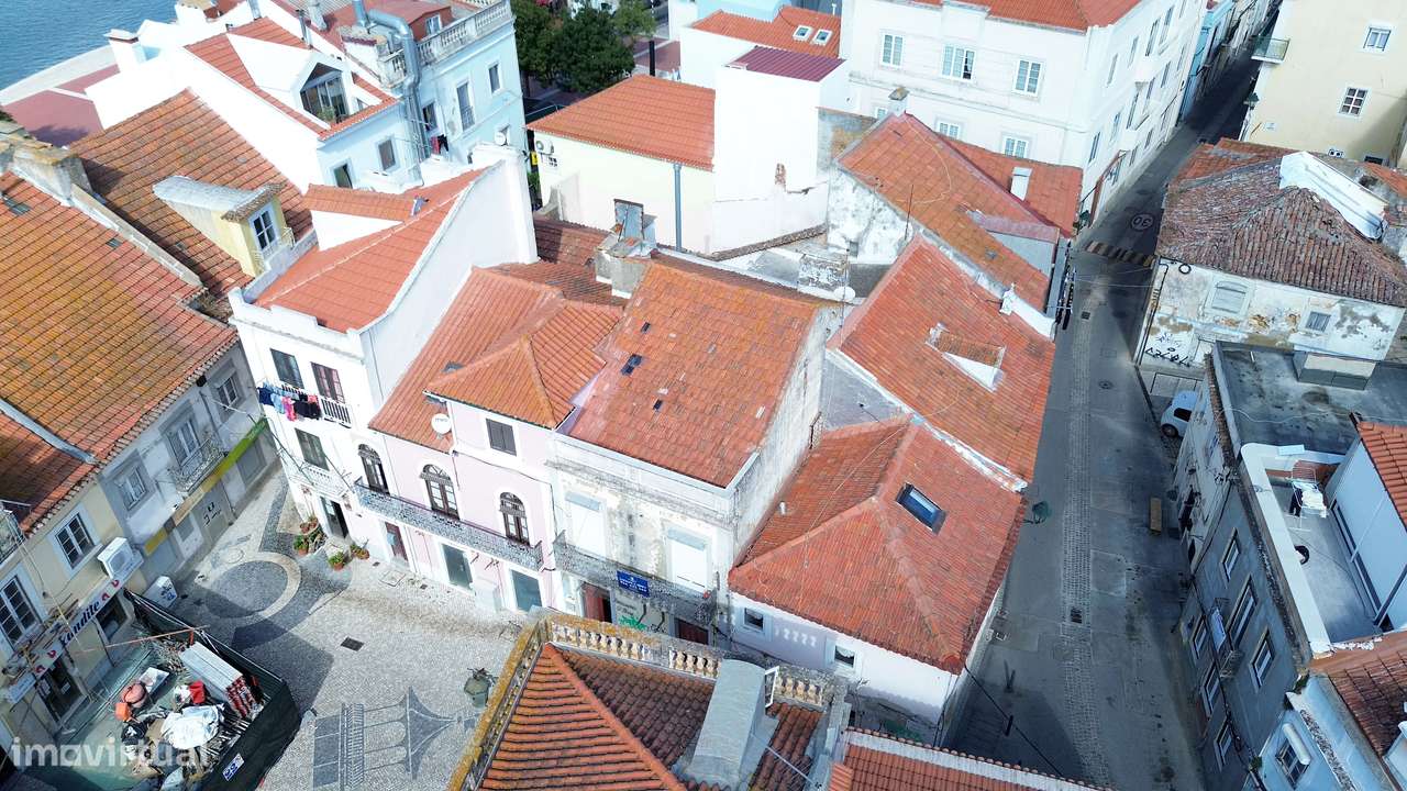 Prédio para recuperação na Zona histórica do Seixal, junto à zona ribe-16