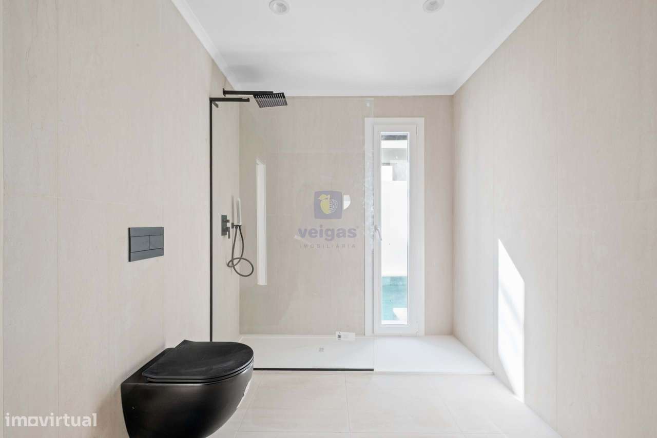Moradia T5 Contemporânea com Piscina Aquecida – Santa Iria da Azóia-11