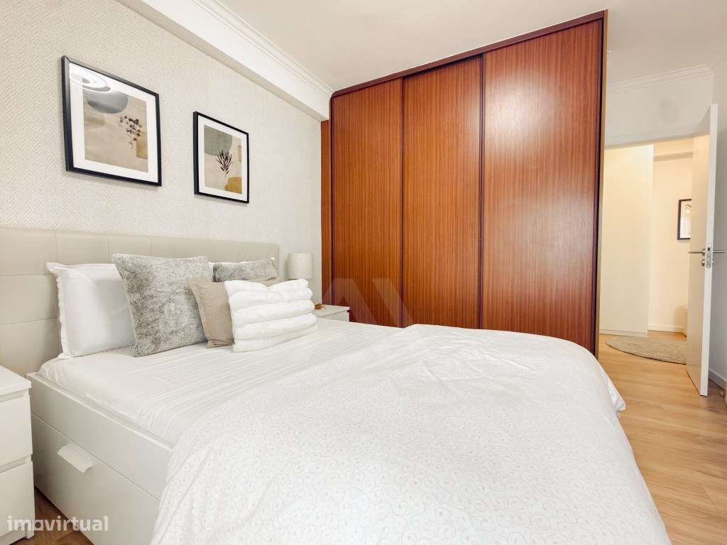 Apartamento T2 renovado e mobilado em Massamá com 107 m² e arrecadação-22
