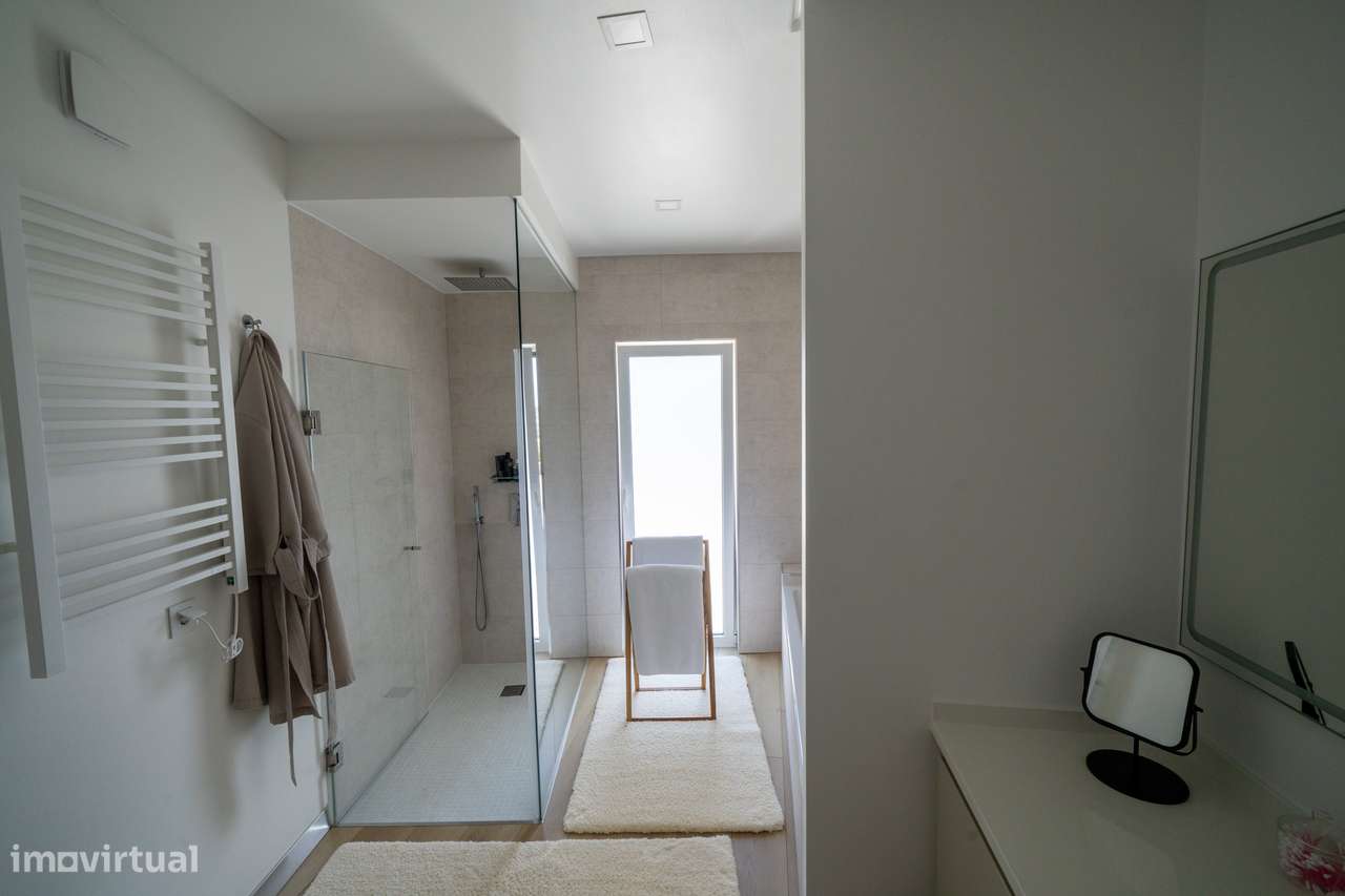 Moradia independente à venda na Estrada Velha da Avessada, 2665-8