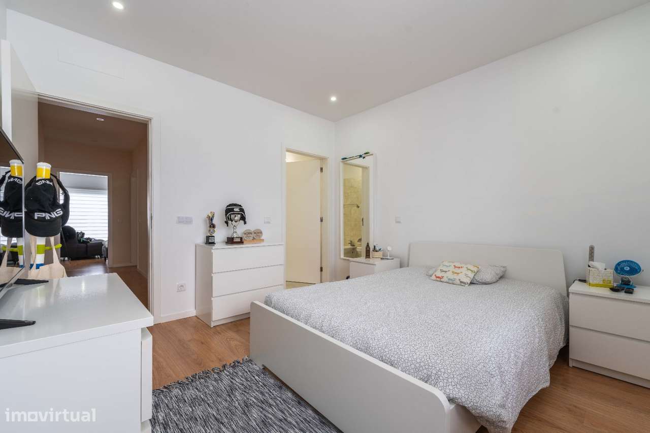 Moradia T4, em banda, de cave, rés-do-chão e andar, como nova!-12