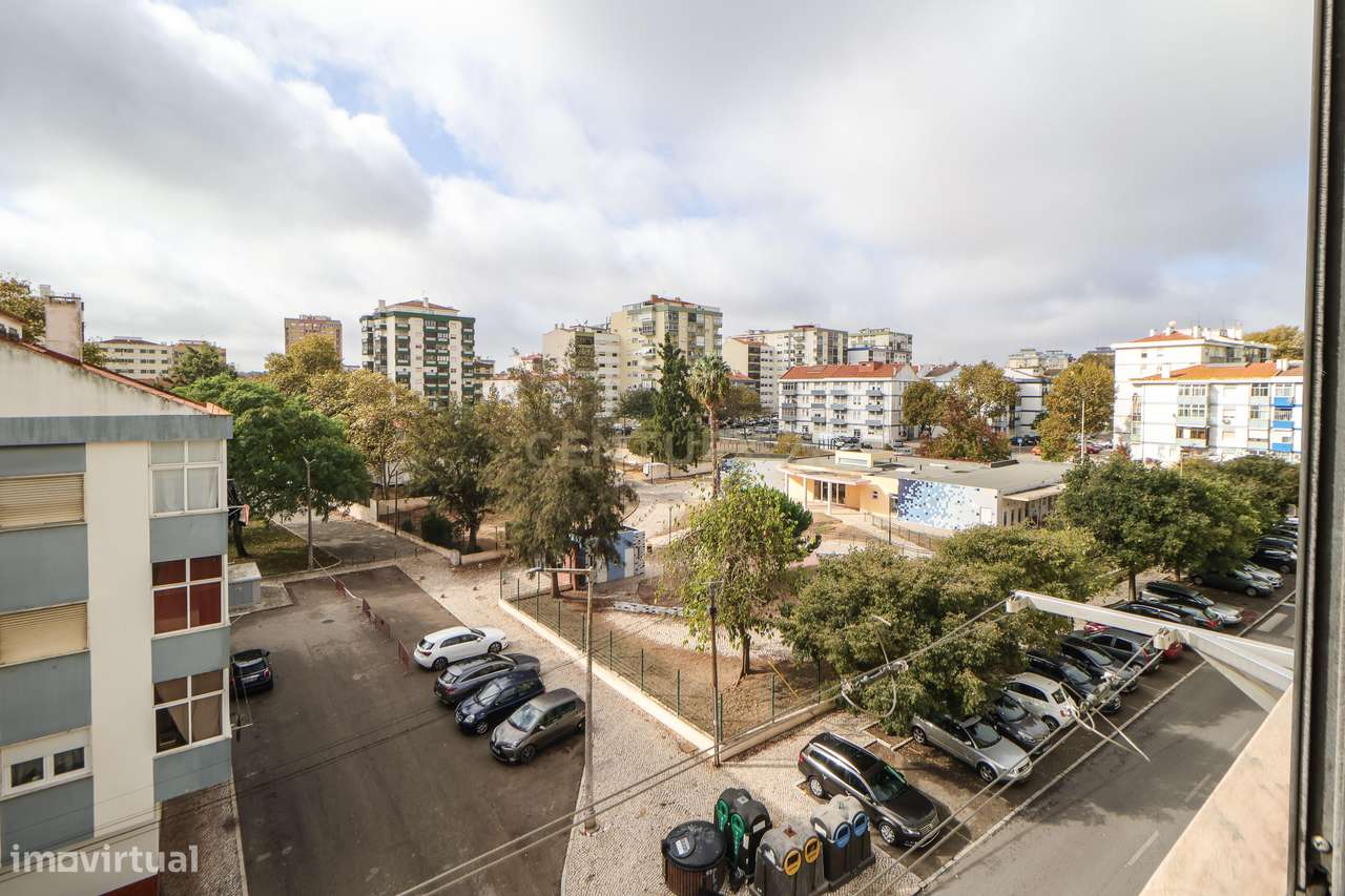 Apartamento T4, moderno e luminoso no Seixal-11