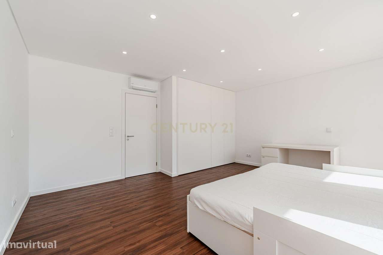 Moradia T4 em Fernão Ferro, Seixal, com Piscina e enorme Jardim-30