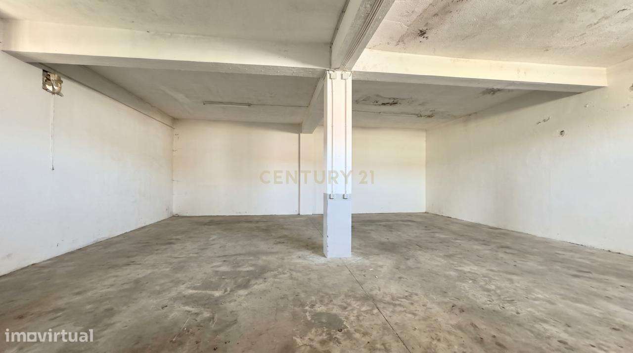 Armazém Industrial com terreno em Unhos-5