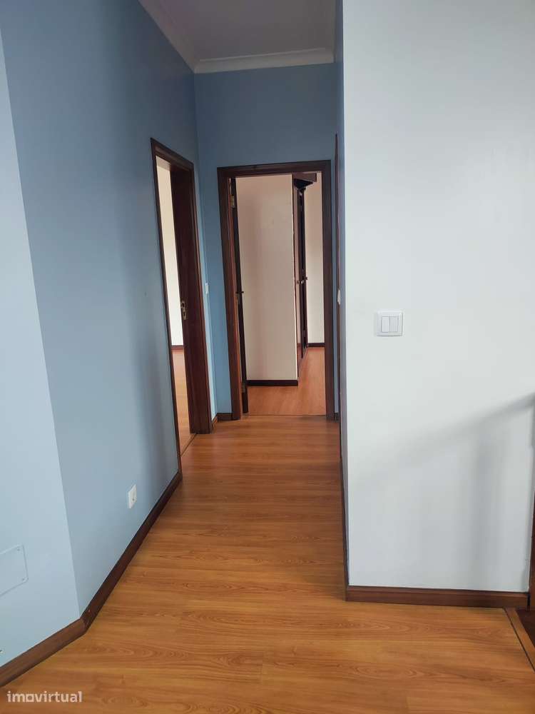 Moradia geminada (ponta), r/c e 1º andar, a 5min. do centro da cidade!-14